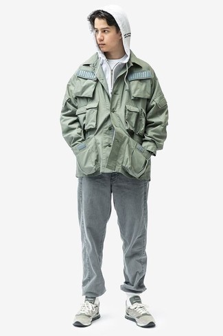 Field Jacket Outfits: This casual combination of a field jacket and grey jeans is a goofproof option when you need to look good in a flash. If you need to easily play down your getup with a pair of shoes, add a pair of grey athletic shoes to the mix.