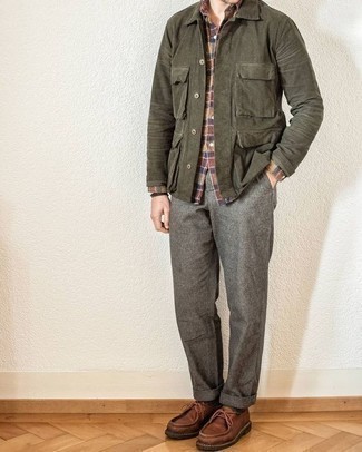 Grey Pants with Plaid Shirt Outfits For Men: A plaid shirt and grey pants matched together are a perfect match. Brown leather desert boots are a simple way to breathe a dash of sophistication into your outfit.