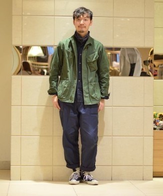 Olive Field Jacket Outfits: No matter where the day takes you, you can always rely on this off-duty combo of an olive field jacket and navy chinos. For times when this ensemble looks all-too-perfect, tone it down by sporting a pair of navy and white canvas high top sneakers.