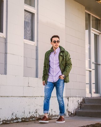 Brown Woven Leather Low Top Sneakers Outfits For Men: An olive field jacket and blue ripped jeans are among the crucial items in any man's great casual collection. On the fence about how to complement this look? Rock a pair of brown woven leather low top sneakers to spruce it up.