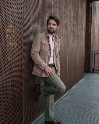 Beige Suede Field Jacket Outfits: Go for a pared down but casually cool ensemble by combining a beige suede field jacket and olive jeans. Go off the beaten track and spice up your outfit by sporting dark brown leather chelsea boots.