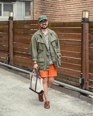 White Canvas Tote Bag Outfits For Men: An olive field jacket and a white canvas tote bag are an urban combo that every fashion-savvy gent should have in his off-duty rotation. Take your look in a more casual direction by sporting a pair of dark brown leather sandals.