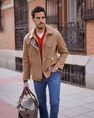 Tan Canvas Duffle Bag Outfits For Men: A khaki field jacket and a tan canvas duffle bag are a wonderful getup that will take you throughout the day.