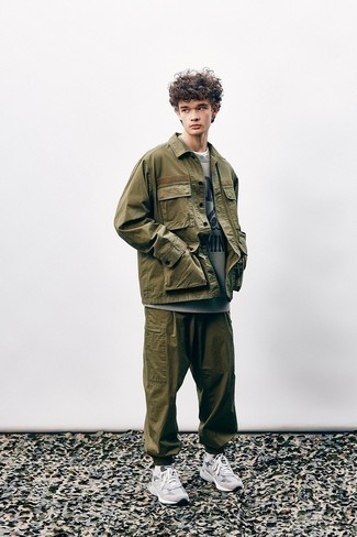 Men's Outfits 2022: When the setting allows laid-back dressing, wear an olive field jacket with olive cargo pants.