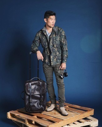 Dark Green Cargo Pants Outfits: This combo of an olive camouflage field jacket and dark green cargo pants is extremely easy to achieve and so comfortable to wear throughout the day as well! Throw in beige suede chelsea boots for a dose of refinement.