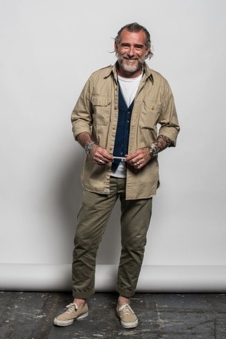 Beige Canvas Low Top Sneakers Outfits For Men: This combo of a khaki field jacket and olive chinos is impeccably stylish and yet it looks laid-back enough and ready for anything. A pair of beige canvas low top sneakers easily dials up the fashion factor of this look.