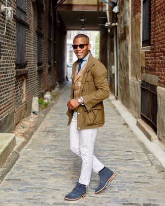 Khaki Field Jacket Outfits: A khaki field jacket and white jeans worn together are a sartorial dream for gentlemen who appreciate off-duty combos. For something more on the classier end to complete this outfit, add navy suede casual boots to this outfit.