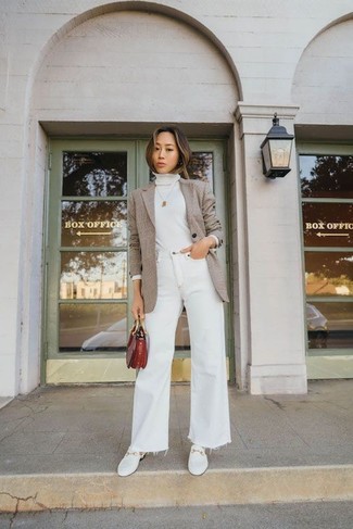 White Flare Jeans Outfits: 