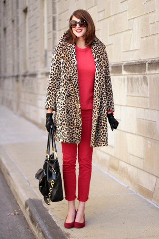 Red Skinny Jeans Outfits: For a casual getup with a modernized spin, rock a tan leopard fur coat with red skinny jeans. For a more casual touch, why not add red suede ballerina shoes to the mix?