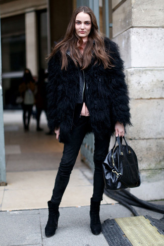 Fur Jacket Outfits: When you want to feel confident in your outfit, pair a fur jacket with black skinny jeans. Consider a pair of black suede ankle boots as the glue that will bring this outfit together.