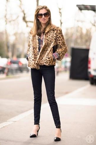Black Skinny Jeans Outfits: Go for a straightforward but at the same time cool and relaxed option in a tan leopard fur jacket and black skinny jeans. The whole outfit comes together perfectly when you add black leather pumps to the equation.
