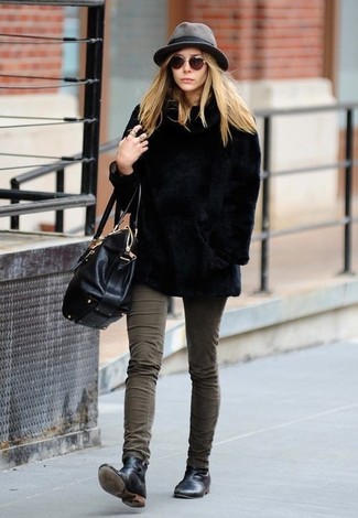 Olive Skinny Jeans Outfits: A black fur jacket and olive skinny jeans teamed together are a covetable look for those who love cool chic combinations. Infuse a more relaxed finish into your outfit by finishing off with a pair of black leather chelsea boots.