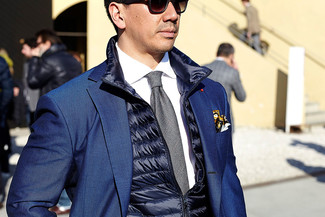 Orange Print Pocket Square Outfits: Marrying a navy quilted gilet with an orange print pocket square is a great option for a relaxed ensemble.