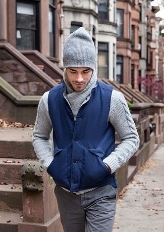 Grey Cable Sweater Outfits For Men: Extremely stylish, this off-duty pairing of a grey cable sweater and grey chinos will provide you with variety.