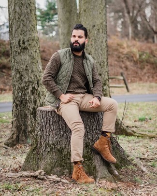 Brown Suede Casual Boots Outfits For Men: Go for an olive quilted gilet and khaki jeans to create a laid-back and cool ensemble. Round off with brown suede casual boots to upgrade this look.