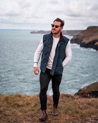 Quilted Jacket Outfits For Men: The formula for a killer relaxed casual outfit? A quilted jacket with black skinny jeans. If you need to easily perk up this ensemble with a pair of shoes, complement this outfit with dark brown leather chelsea boots.