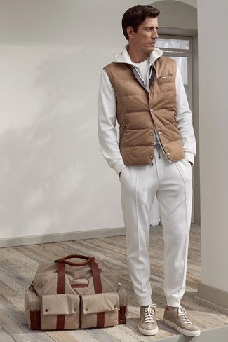 Tan Quilted Gilet Outfits For Men: This laid-back combo of a tan quilted gilet and a white crew-neck t-shirt is a winning option when you need to look good but have zero time to spare. Tan suede low top sneakers round off this outfit very well.