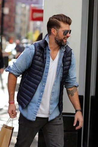 Light Blue Denim Shirt Outfits For Men: For a look that brings function and fashion, choose a light blue denim shirt and charcoal skinny jeans.