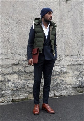 When it comes to timeless sharp style, this combo of a dark green gilet and navy dress pants doesn't disappoint. Add a dose of stylish nonchalance to by finishing with a pair of brown leather casual boots.