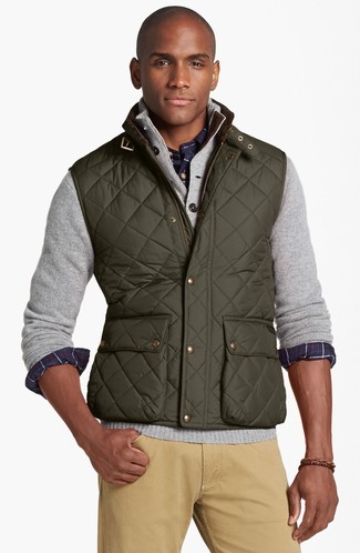 Olive Quilted Gilet Outfits For Men: Fashionable and comfortable, this casual pairing of an olive quilted gilet and khaki chinos delivers variety.