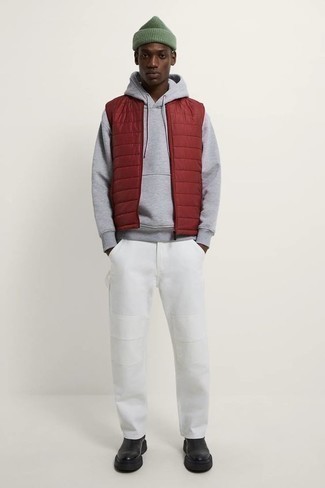 White Cargo Pants Outfits: Extremely stylish and functional, this relaxed combo of a red quilted gilet and white cargo pants provides with variety. And if you need to easily up your ensemble with one single item, add a pair of black leather chelsea boots.