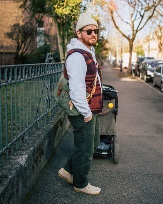 White Beanie Outfits For Men: A burgundy print fleece gilet and a white beanie are essential in any modern gentleman's functional casual arsenal. Beige canvas desert boots will take this outfit in a smarter direction.