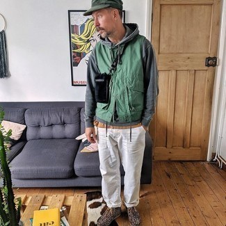 Dark Green Baseball Cap Outfits For Men: Why not consider wearing a green gilet and a dark green baseball cap? Both pieces are super functional and look amazing when worn together. To give this ensemble a more polished vibe, complement this look with tan leopard suede desert boots.