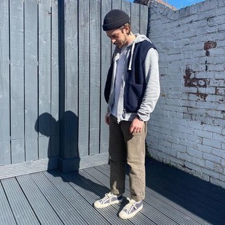 Navy Beanie Outfits For Men: To create an off-duty outfit with a modern spin, opt for a navy gilet and a navy beanie. Make this outfit a bit sleeker by rounding off with navy and white canvas low top sneakers.