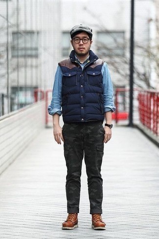 Grey Cargo Pants Outfits: This pairing of a navy quilted gilet and grey cargo pants epitomizes comfort and versatility. And if you need to effortlessly class up this ensemble with a pair of shoes, complement your ensemble with brown leather casual boots.