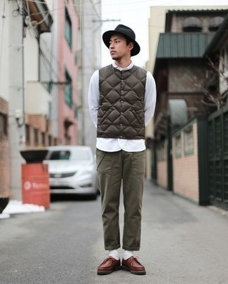 Brown Leather Desert Boots Outfits: An olive quilted gilet and olive chinos teamed together are a match made in heaven. Rev up your look by sporting a pair of brown leather desert boots.