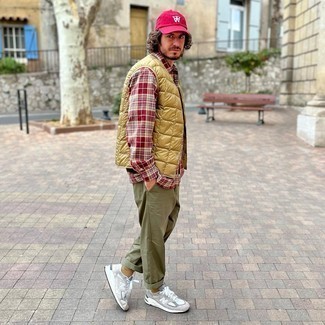 Hot Pink Baseball Cap Outfits For Men: Marry a yellow quilted gilet with a hot pink baseball cap to pull together a seriously sharp and bold casual outfit. Why not take a dressier approach with footwear and complete your outfit with a pair of grey athletic shoes?