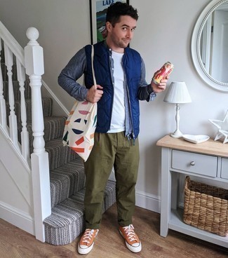 White Print Canvas Tote Bag Outfits For Men: Why not pair a navy quilted gilet with a white print canvas tote bag? As well as totally functional, both pieces look awesome matched together. For maximum effect, throw in a pair of orange canvas low top sneakers.