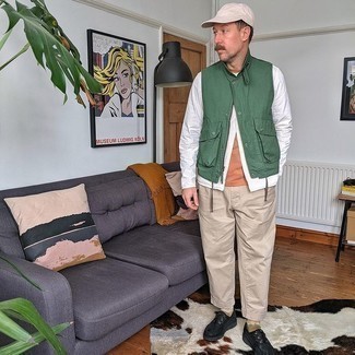Pants Outfits For Men: This off-duty combo of a dark green gilet and pants is a tested option when you need to look cool and casual but have no time. For something more on the smart end to finish off your getup, complement your ensemble with black leather boat shoes.