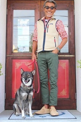 Beige Fleece Gilet Outfits For Men: Such items as a beige fleece gilet and dark green chinos are the ideal way to infuse effortless cool into your current styling rotation. Feeling adventerous? Change things up a bit by rounding off with beige suede loafers.