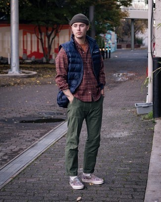 Olive Chinos Outfits: Want to inject your menswear arsenal with some relaxed dapperness? Go for a navy quilted gilet and olive chinos. Add a pair of multi colored print canvas slip-on sneakers to the mix for extra fashion points.