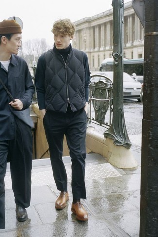 Chinos with Oxford Shoes Outfits: If you feel more confident in functional clothes, you'll like this laid-back pairing of a black quilted gilet and chinos. Get a little creative when it comes to footwear and introduce a pair of oxford shoes to your look.