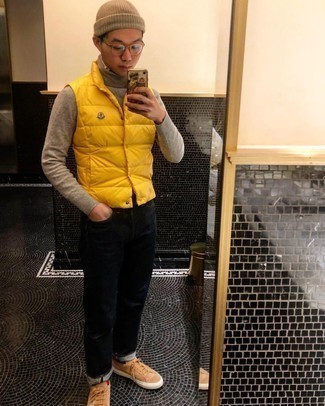 Yellow Quilted Gilet Outfits For Men: To assemble a casual ensemble with a contemporary spin, wear a yellow quilted gilet with black jeans. If you're clueless about how to finish, a pair of tan suede low top sneakers is a winning option.