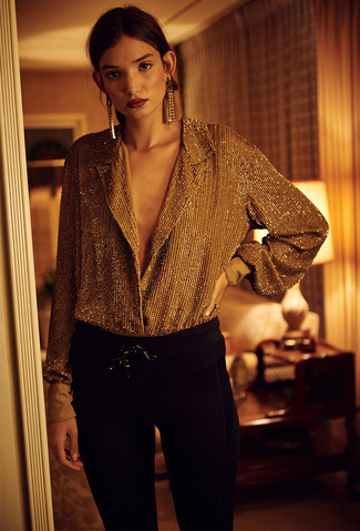 Gold Button Down Blouse Outfits: Go for something classic yet contemporary with a gold button down blouse and black skinny pants.
