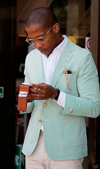 Mint Blazer Outfits For Men: For an ensemble that's effortlessly classic and wow-worthy, marry a mint blazer with beige chinos.