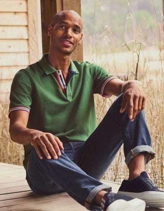 Navy Jeans Hot Weather Outfits For Men: You're looking at the definitive proof that a green polo and navy jeans look awesome when worn together in a relaxed casual getup. Let your outfit coordination chops truly shine by rounding off your look with a pair of black canvas low top sneakers.
