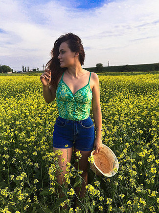Green Print Tank Outfits For Women: Why not consider wearing a green print tank and navy denim shorts? As well as super comfortable, these two items look wonderful combined together.