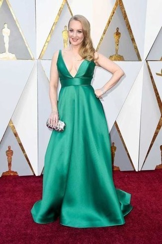Green Dress Outfits: For a look that's classy and Vogue-worthy, wear green dress.