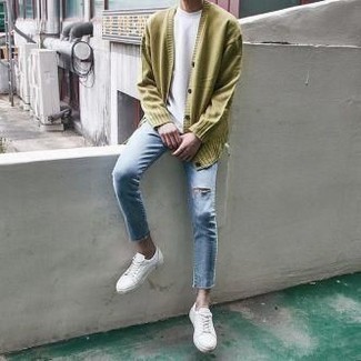 Light Blue Ripped Skinny Jeans Outfits For Men: The versatility of a green-yellow cardigan and light blue ripped skinny jeans means they will always be on high rotation in your menswear arsenal. Want to play it up with shoes? Complete this outfit with a pair of white leather low top sneakers.