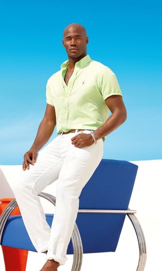 Green-Yellow Short Sleeve Shirt Outfits For Men: Why not reach for a green-yellow short sleeve shirt and white chinos? As well as super functional, both of these items look amazing matched together.