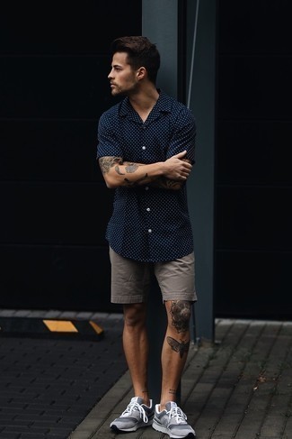 Navy and White Polka Dot Short Sleeve Shirt Outfits For Men: 