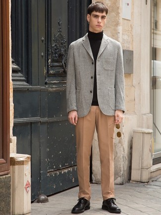 Khaki Dress Pants Outfits For Men: A grey houndstooth blazer looks so classy when married with khaki dress pants in a modern man's combo. The whole outfit comes together quite nicely if you introduce a pair of black leather derby shoes to your outfit.