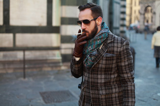 Tobacco Leather Gloves Outfits For Men: For an off-duty outfit with an urban spin, you can dress in a grey plaid blazer and tobacco leather gloves.