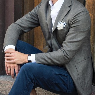 White and Navy Print Pocket Square Outfits: This combination of a grey wool blazer and a white and navy print pocket square is on the off-duty side yet it's also dapper and really stylish.