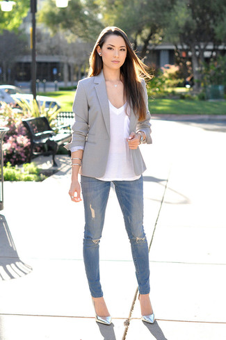 Navy Ripped Skinny Jeans Outfits: Go for a pared down but at the same time cool and casual option in a grey blazer and navy ripped skinny jeans. For a sleeker vibe, why not add silver leather pumps to this outfit?