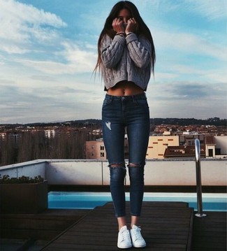 Grey Cable Sweater Outfits For Women: This outfit with a grey cable sweater and navy ripped skinny jeans isn't super hard to pull together and easy to adapt. Complete your outfit with white leather low top sneakers et voila, the outfit is complete.